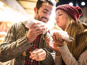 Foodtruck Braadworst met frites en oktoberfest gevoel tijdens personeelsfeest in STAD